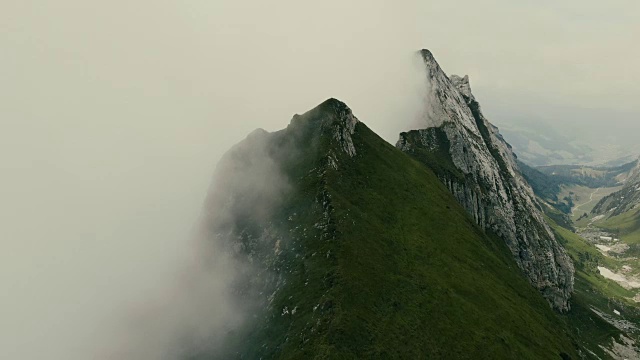 云雾缭绕的瑞士山脉鸟瞰图视频素材