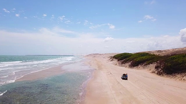 无人机的一个4x4吉普车驾驶在海滩冲浪旅行。视频下载
