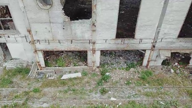 战争中被摧毁的工厂的鸟瞰图。视频素材