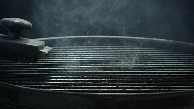 黑色钢丝刷用于清洁室外烧烤架的金属格栅视频下载