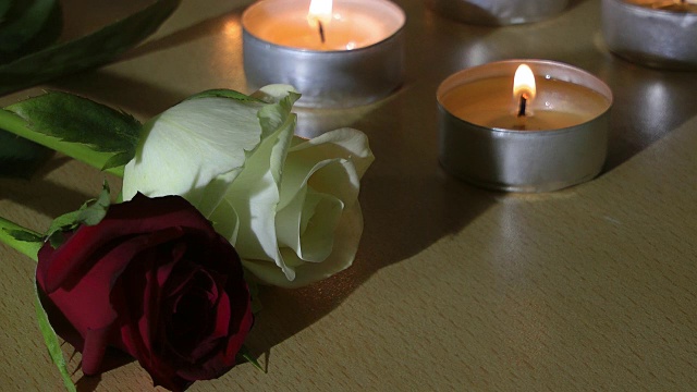 抽象蜡烛灯燃烧和玫瑰花纹理视频素材