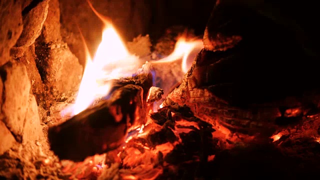 靠近壁炉边燃烧的木头视频素材