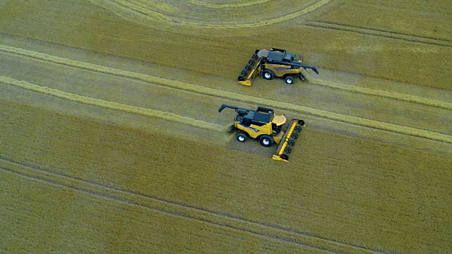 2联合收割机和拖拉机，凯顿湾，北约克郡，英格兰视频素材