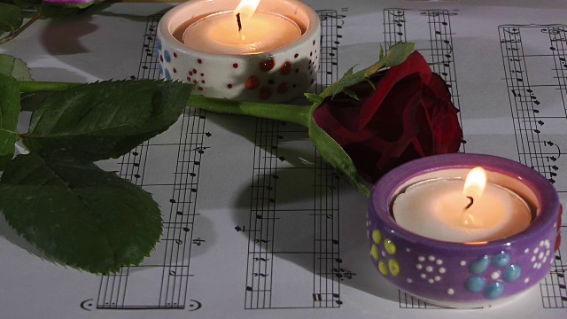 摘要:燃烧的烛光和带音符的玫瑰视频素材