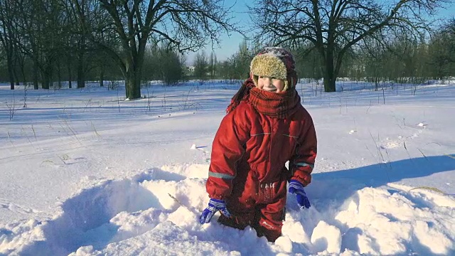 有趣的孩子在冬季公园玩雪球视频素材