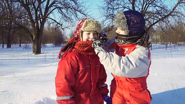 两个有趣的孩子在一起玩雪视频素材