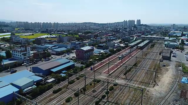 一列火车从重庆南道的农山火车站出发的鸟瞰图视频下载