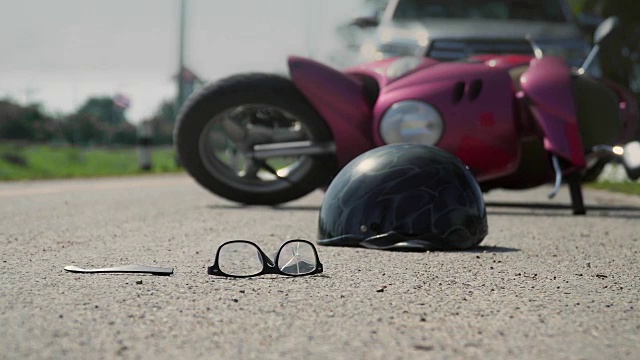 摩托车和汽车在路上相撞视频素材