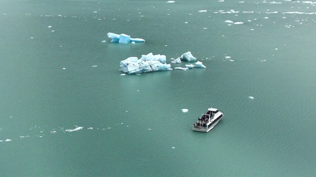在冰山附近的游客船(阿根廷巴塔哥尼亚)。视频下载