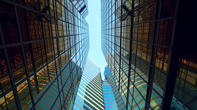 在蓝天的映衬下，商业区的现代摩天大楼视频素材