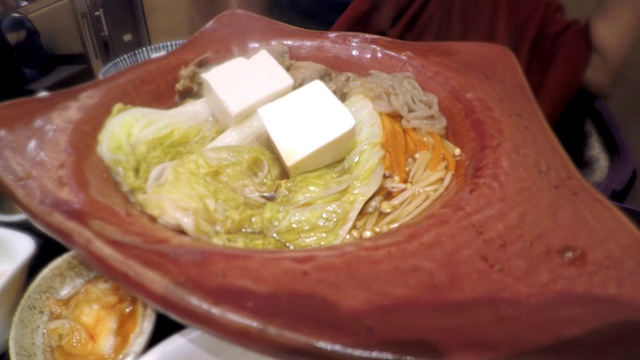 寿喜烧在火锅晚餐的特写视频素材