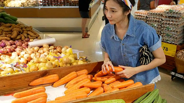 在市场上挑选蔬菜的亚洲妇女视频素材