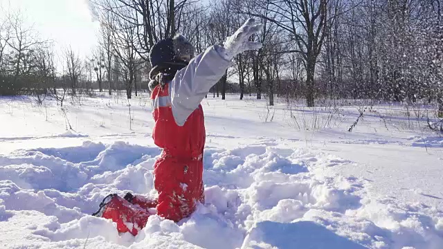 有趣的孩子在冬季公园玩雪球视频素材