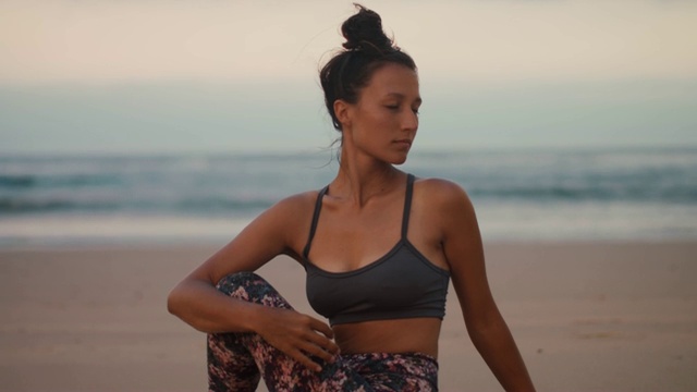 日落时分，年轻女子在法国海滩上练习瑜伽视频素材
