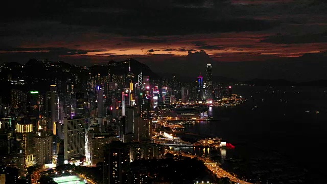 4k视频航拍香港城市与夜间维多利亚湾的场景视频素材