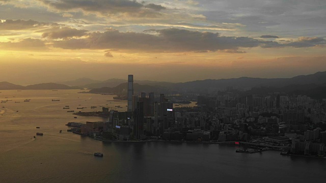 4k超近摄航拍香港城市和日落中的维多利亚湾景色视频素材