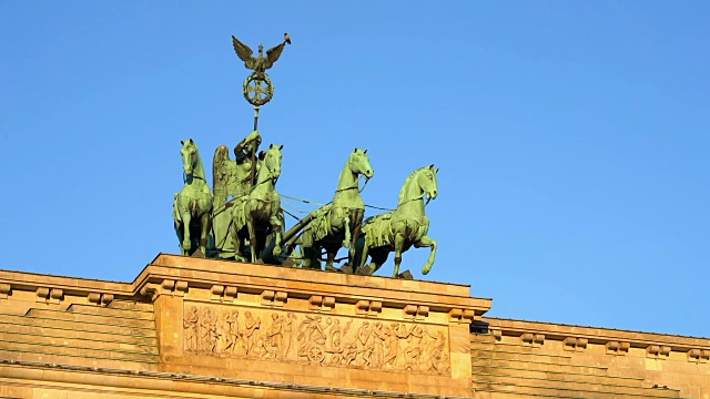 勃兰登堡门上的日出——勃兰登堡门，在德国首都柏林视频素材