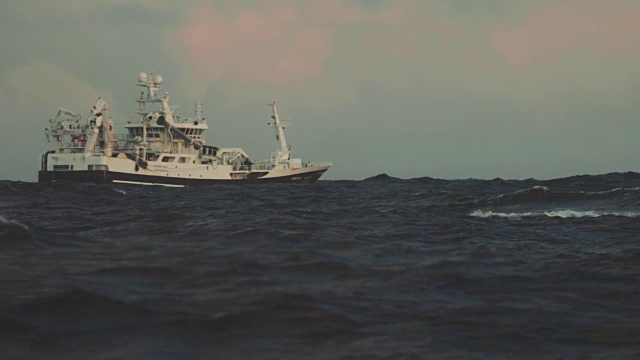 在波涛汹涌的海面上出海的拖网渔船视频素材
