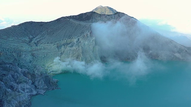 从印尼卡湾ljen的风景来看。这个在印尼很受欢迎的地标。视频素材