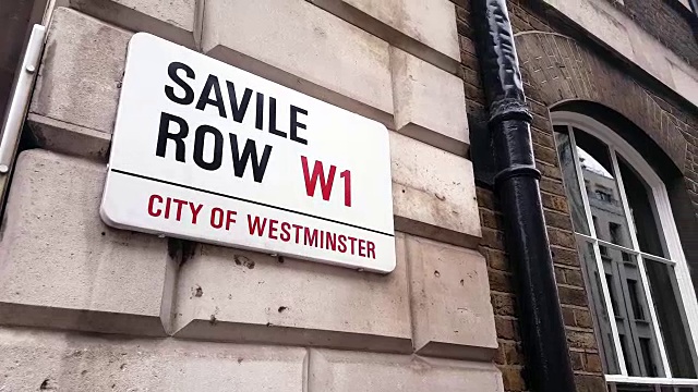 伦敦西敏寺的萨维尔街名称标志视频下载