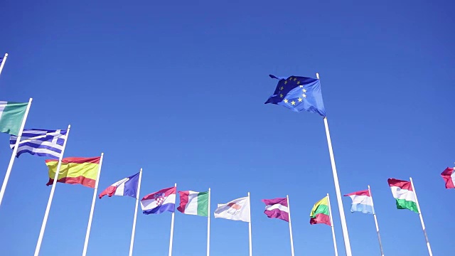 欧盟国家的旗帜映衬着蓝天视频下载