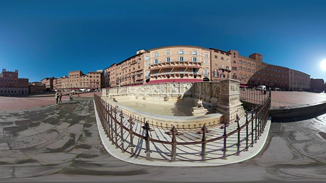 360 VR / 丰特盖亚喷泉在锡耶纳坎波广场视频素材
