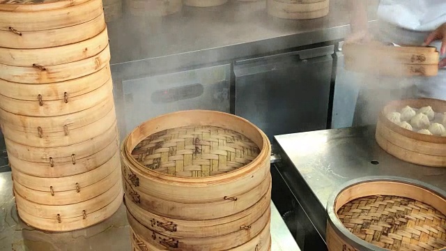 中国餐馆的厨房。正在蒸的点心视频素材