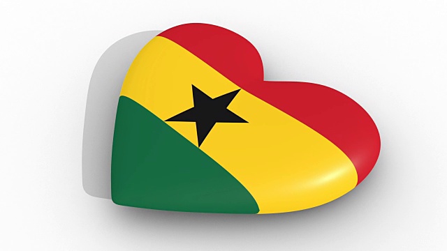 跳动的心脏在加纳国旗的颜色上，在白色的背景上，3d渲染的一面，循环视频下载