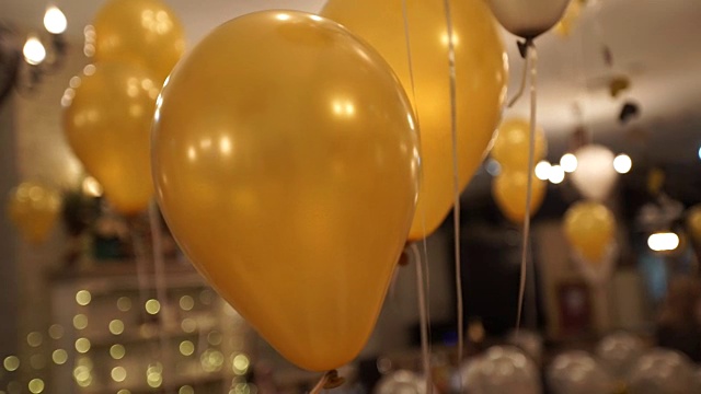 派对天花板上的金色气球视频素材