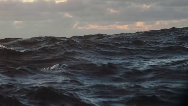 从一艘航行的船:蓝色的大海在日落视频素材