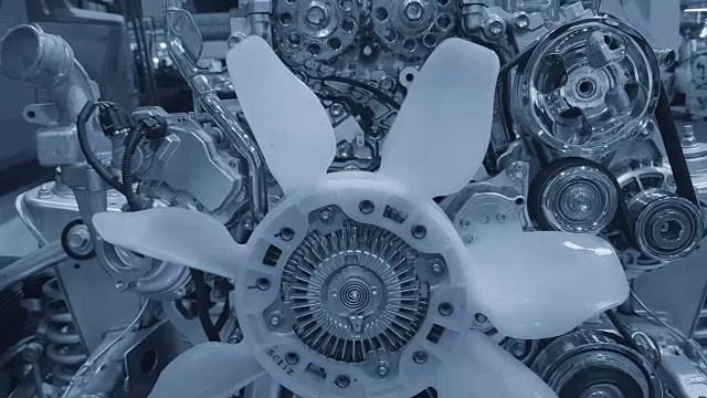 汽车发动机和齿轮滑轮移动以驱动轮轴。视频素材