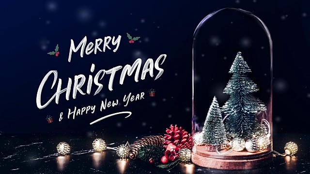 圣诞快乐，新年快乐，用槲寄生和带有圣诞树的礼盒图标，发光的光串和松果装饰的大理石桌子和蓝色的背景。寒假贺卡视频素材
