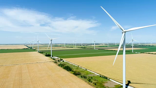 在农业领域生产电力的风车群视频素材