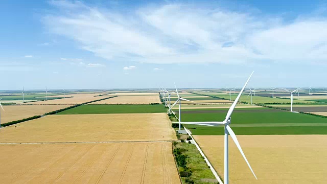 在农业领域生产电力的风车群视频素材