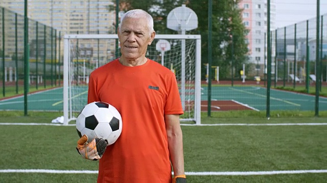 老年足球运动员的肖像视频素材