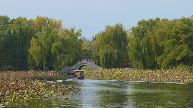 湖上的WS船和拱桥inÊOld颐和园，北京，中国视频素材
