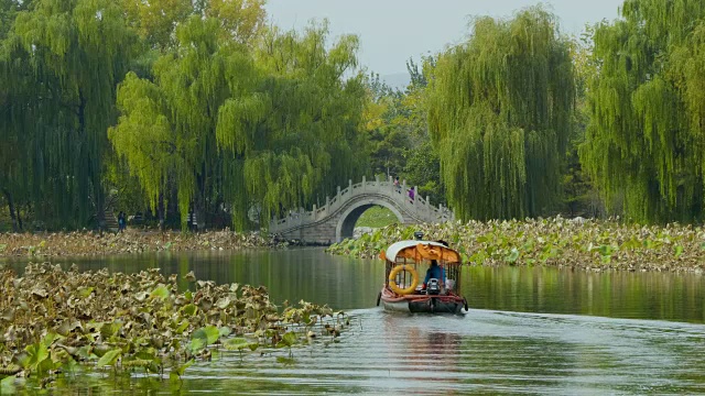 WSÊBoat湖和拱桥inÊOld颐和园，北京，中国视频素材