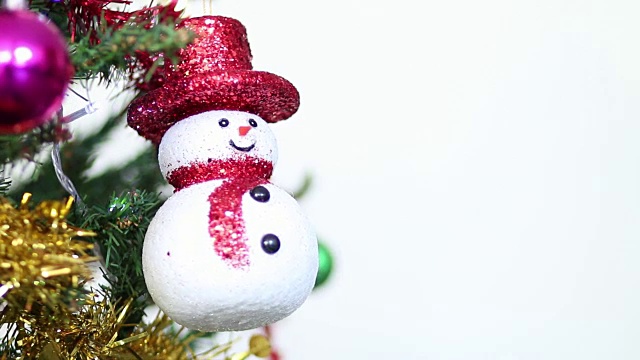 圣诞新年用雪人和灯树装饰。抽象的模糊散景假日背景。圣诞树灯在展厅里闪烁。剪辑的节日视频素材