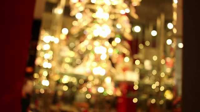 模糊的黄色闪烁古董闪烁的圣诞灯LED灯泡运动，大散景灯环的背景，散焦或抽象霓虹灯。视频素材