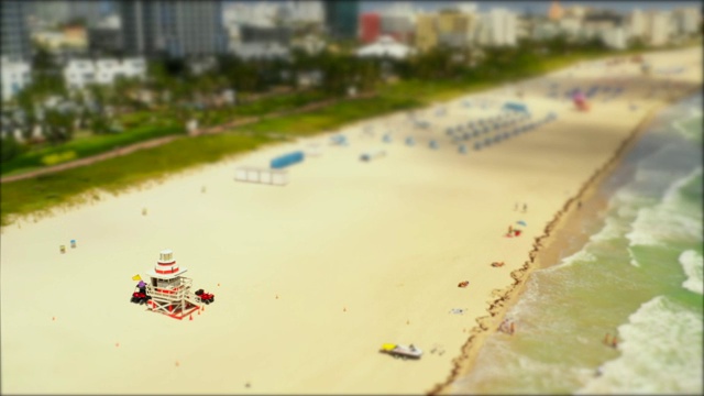 迈阿密海滩救生员小屋倾斜移位效应视频素材