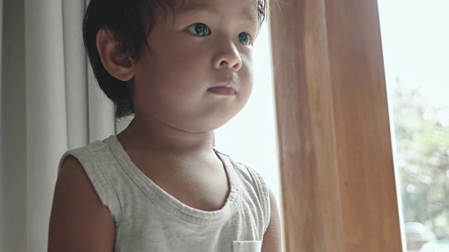 亚洲男婴跳舞的肖像视频素材