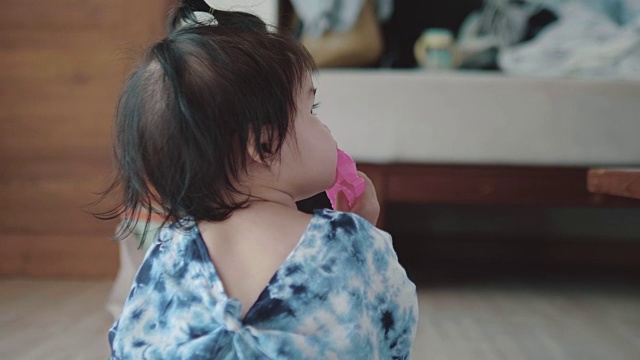 亚洲女婴站在床上抱在家里视频素材