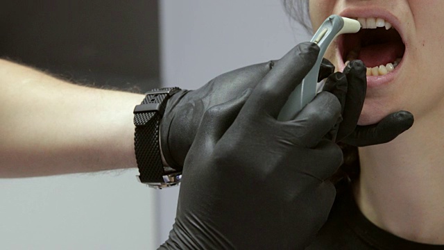 牙科技术员使用牙齿颜色比较器视频素材