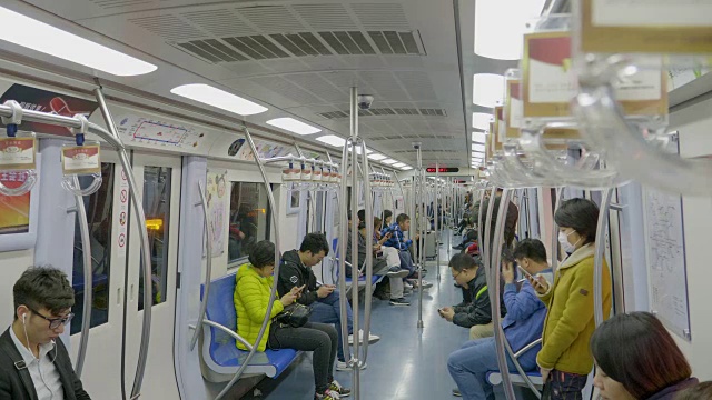 中国北京，正要离开地铁的乘客视频素材