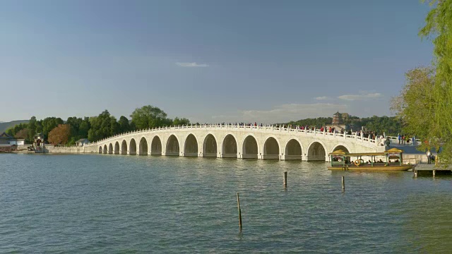 颐和园十七拱桥昆明湖，联合国教科文组织世界遗产名录，北京，中国视频素材