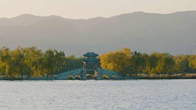 昆明湖和颐和园拱桥，联合国教科文组织世界遗产，北京，中国视频素材
