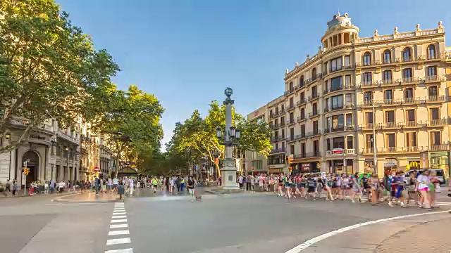 西班牙巴塞罗那，行人在兰布拉大街上散步和购物。视频素材