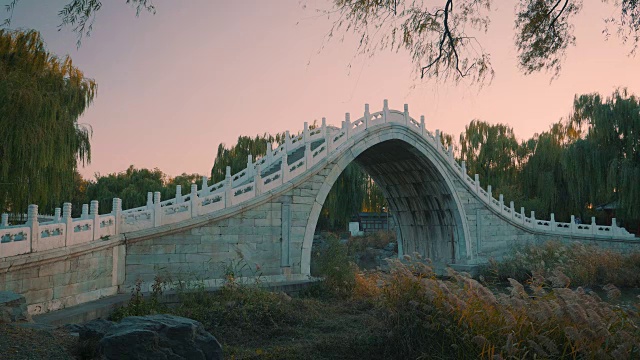 颐和园日落昆明湖上的拱桥，联合国教科文组织世界遗产，北京，中国视频下载