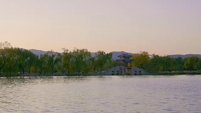 颐和园落日中的昆明湖拱桥，联合国教科文组织世界遗产，北京，中国视频素材
