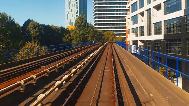 穿越英国伦敦市中心的火车之旅视频下载